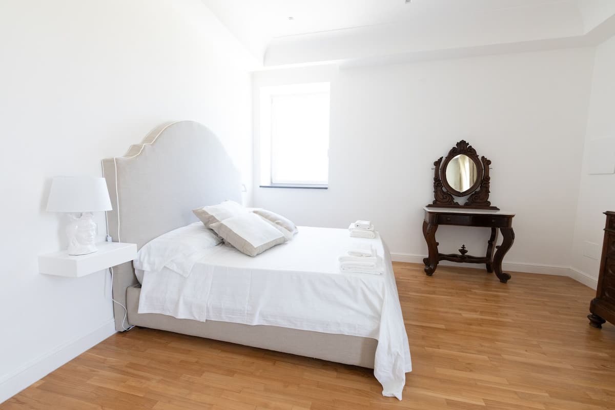 Superior vierpersoonskamer | Luxe beddengoed, donsdekens, een bureau, een laptopwerkplek