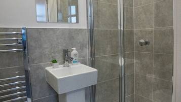 Apartment | Bathroom | Separate bathtub and shower, deep-soaking bathtub, towels