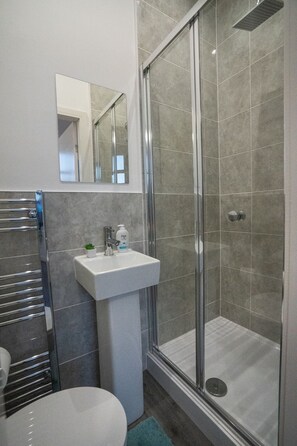 Apartamento | Baño | Bañera y ducha independientes, bañera profunda y toallas