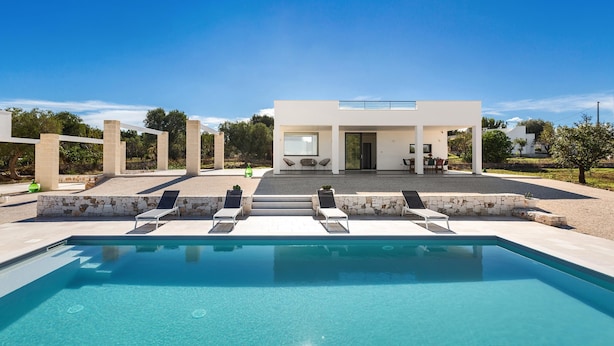 A modern house with a swimming pool, outdoor seating, and a patio area. - 3670 Villa Perlaianca by Perle di Puglia (Carovigno)