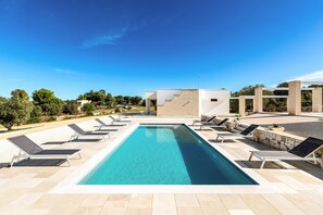 Una piscina al aire libre de temporada