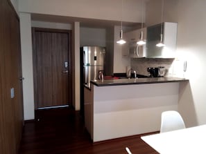 KĂŒhlschrank, Mikrowelle, Ofen, Herdplatte