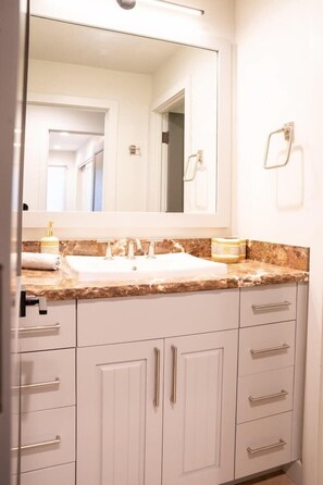 Douche, sèche-cheveux, serviettes fournies