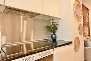 Fridge, microwave, oven, coffee/tea maker - Moderno Apartamento de dos dormitorios y dos baños en Avenida América (Madrid)