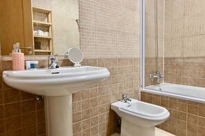 Bathroom - M (INF3D) Central apartment on Calle Infantas (Madrid)