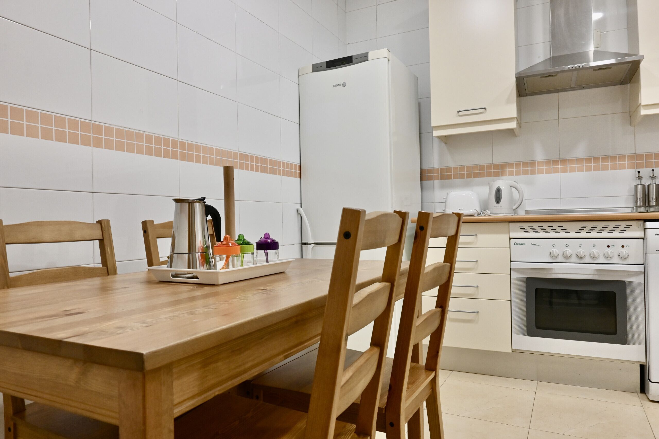 Kühlschrank, Mikrowelle, Ofen, Geschirrspüler