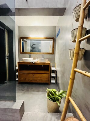 Doccia, asciugacapelli, asciugamani, sapone