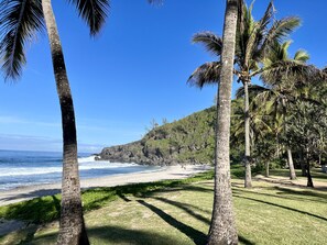 Nær stranden og strandhåndklær