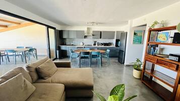 Télévision, lecteur de DVD, chaîne hi-fi