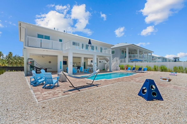 Una piscina al aire libre, una piscina climatizada