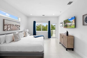 4 habitaciones, escritorio y tabla de planchar con plancha