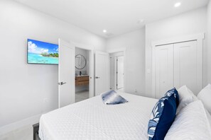 4 bedrooms, desk, iron/ironing board, travel crib - Paradise Point ~ Pool ~ Dock ~ Lounges ~ BBQ! (Marathon)