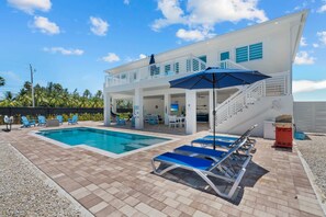Una piscina al aire libre, una piscina climatizada