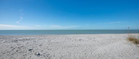 På stranden og fisking