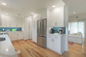 Réfrigérateur, four, plaque de cuisson, lave-vaisselle