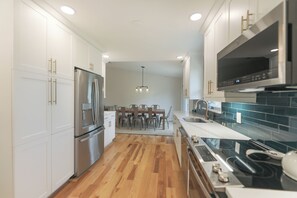 Réfrigérateur, four, plaque de cuisson, lave-vaisselle