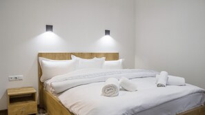 スタンダード ダブルルーム | 客室ごとに異なるインテリア、デスク、ノートパソコン用作業スペース、防音設備