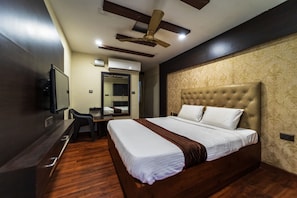 Executive Room | Living area | 32-inch LCD TV with cable channels - La Courtyard  (Vanur)