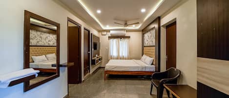 Family Room | 1 bedroom, hypo-allergenic bedding, memory foam beds, desk