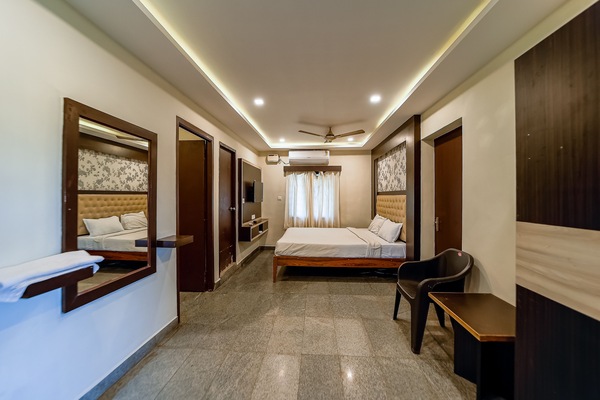Family Room | Hypo-allergenic bedding available, memory foam beds, desk, WiFi (free)
