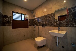 Premium Room | Bathroom | Shower, rainfall showerhead, free toiletries, hair dryer