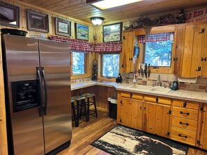 Ovn, kokeplater, kaffetrakter/tekoker og brødrister