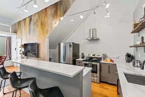 Réfrigérateur, four à micro-ondes, un four, surface de cuisson