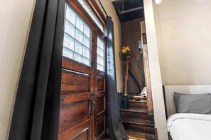 7 bedrooms, iron/ironing board, WiFi, bed sheets