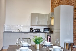 冰箱、微波炉、烤箱、炉灶