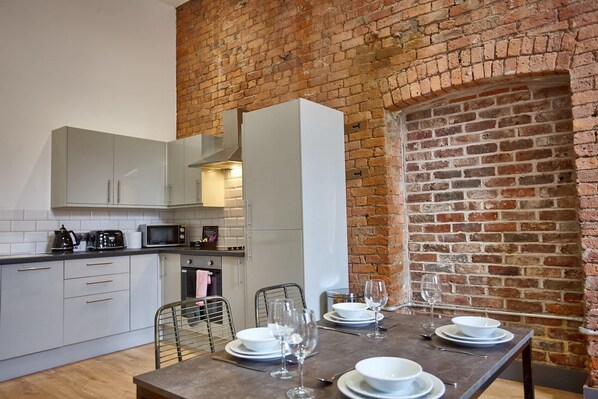 ثلاجة، ميكروويف، فرن، موقد طهي مسطح