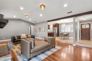 Een televisie en een kantoor