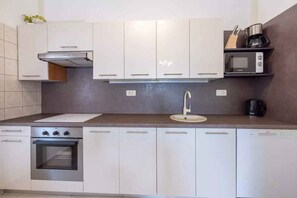 Kühlschrank, Mikrowelle, Ofen, Herdplatte