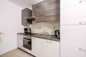 Fridge, stovetop, dishwasher, coffee/tea maker - Holiday apartment with balcony and sea view (Crikvenica)