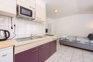 Réfrigérateur, four à micro-ondes, surface de cuisson, cafetière-théière