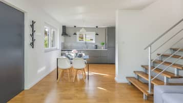 Apartment (28C/2) | Eigene Küche | Kühlschrank, Herdplatte, Wasserkocher, Kochgeschirr/Geschirr/Besteck