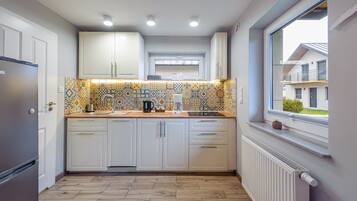 Apartment (6 B) | Private kitchenette | Fridge, stovetop, electric kettle, cookware/dishes/utensils