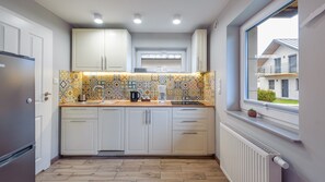 Apartment (6 B) | Private kitchenette | Fridge, stovetop, electric kettle, cookware/dishes/utensils - Apartamenty Sun & Snow Jasne Wybrzeże (Wladyslawowo)