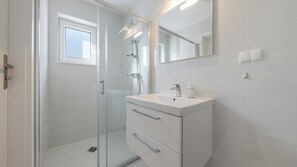 Apartment (28C/2) | Bathroom | Shower, hair dryer, towels