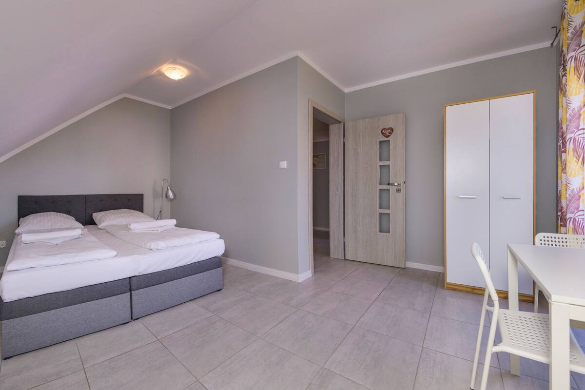 Ein Schlafzimmer mit einem Bett, einem Schreibtisch und einem Stuhl.