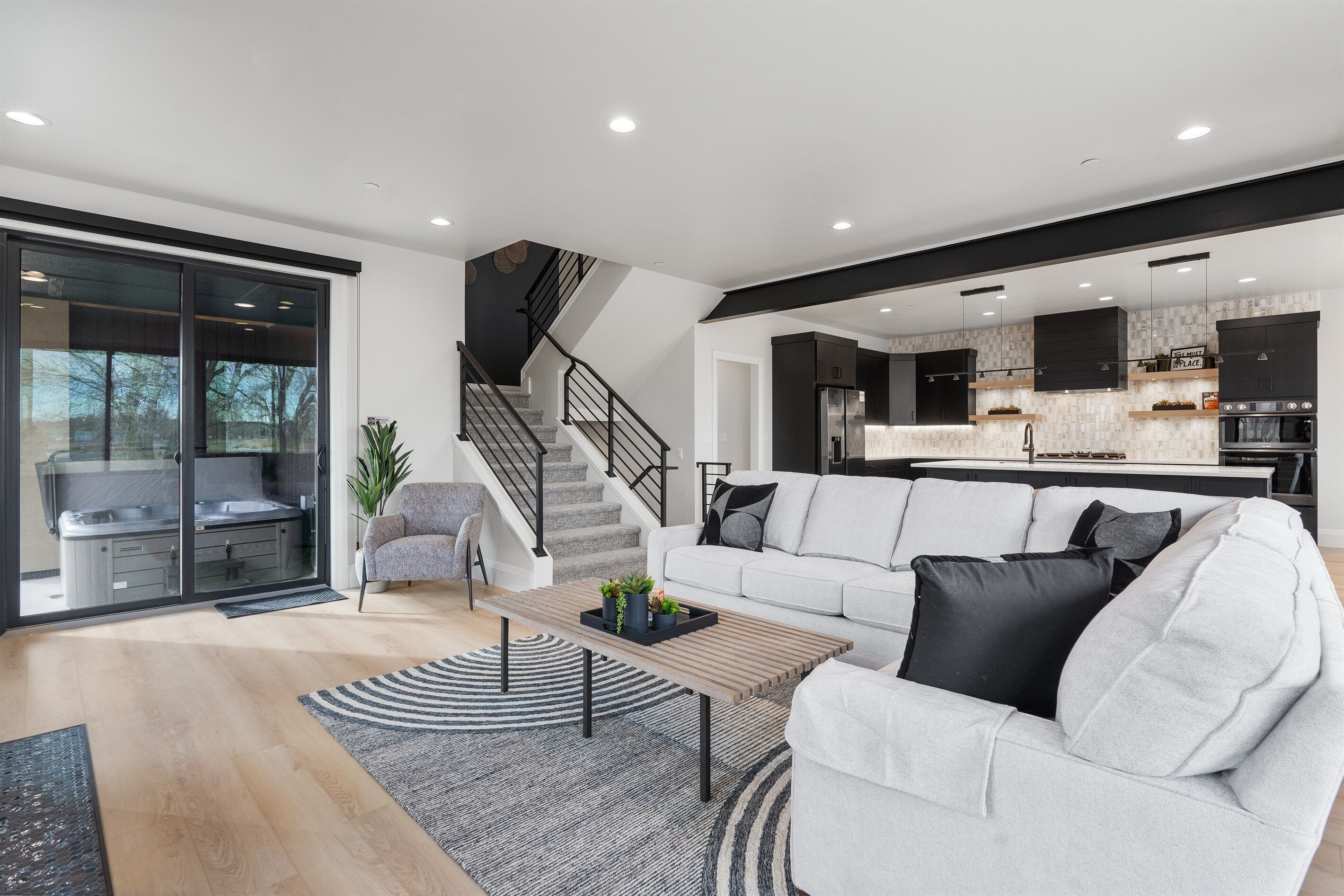 Téléviseur connecté, foyer, table de baby-foot, bureau