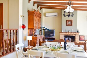 Dining - Otzia Bay House with a sea view, only 10 minutes by foot to the beach of Otzia. (Kea)