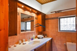 Assecador de cabells, tovalloles, sabó i paper higiènic 