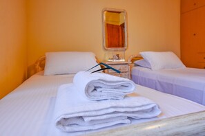 3 bedrooms, iron/ironing board, free WiFi, bed sheets - Otzia Bay House with a sea view, only 10 minutes by foot to the beach of Otzia. (Kea)
