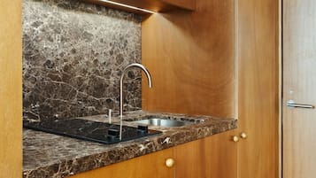 Een mini-koelkast, een magnetron, een espressoapparaat, een waterkoker