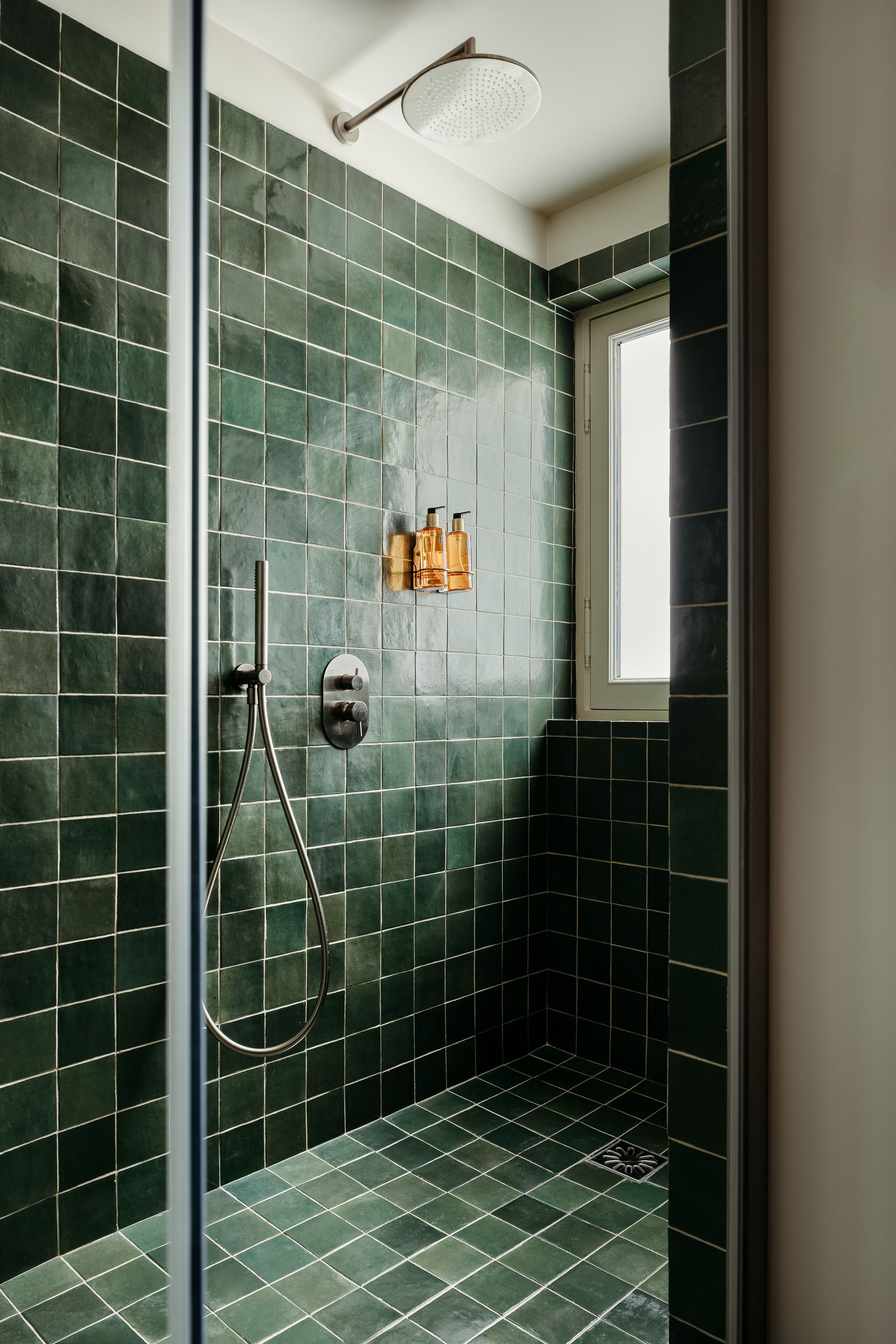 Design-Apartment | Badezimmer | Dusche, Regendusche, kostenlose Toilettenartikel, Haartrockner