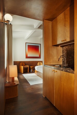Deluxe King Studio | Private kitchen | Mini-fridge, microwave, espresso maker, electric kettle - Edgar Suites Bouchardon (Paris)