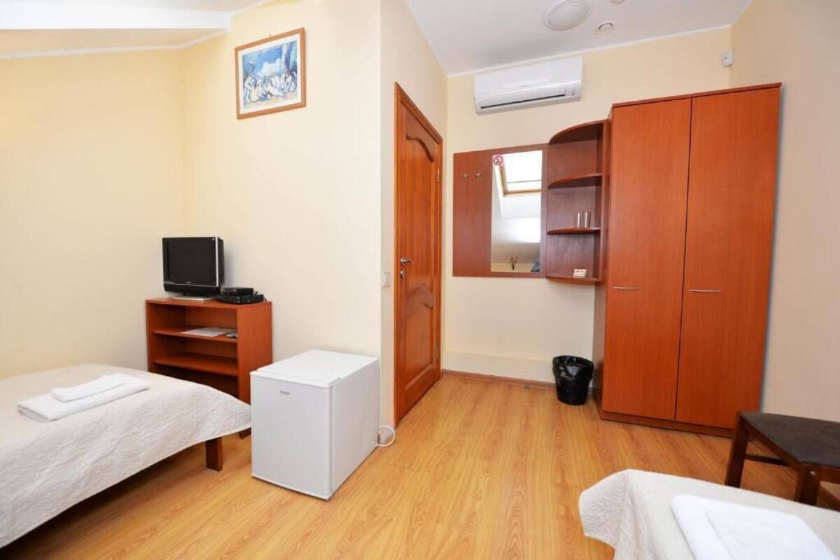 Economy Twin Room | Iron/ironing board (on request), WiFi (free)