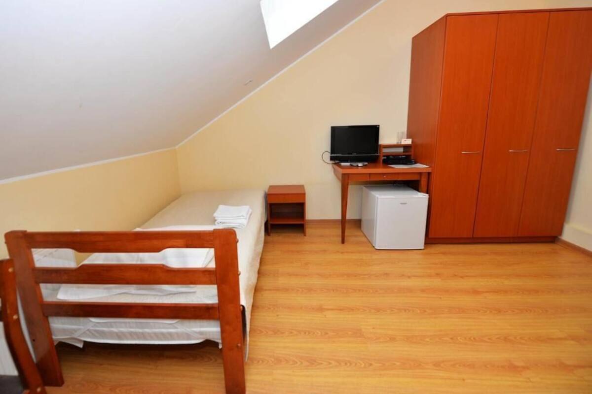 Standard Twin Room | Iron/ironing board (on request), WiFi (free)