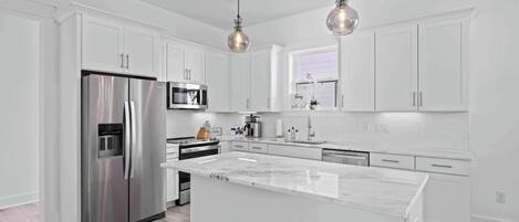 Refrigerador, microondas, horno y parrilla de estufa