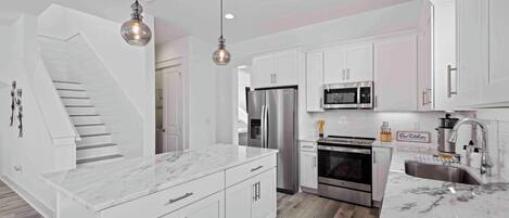 Geladeira, micro-ondas, fogão, cooktop